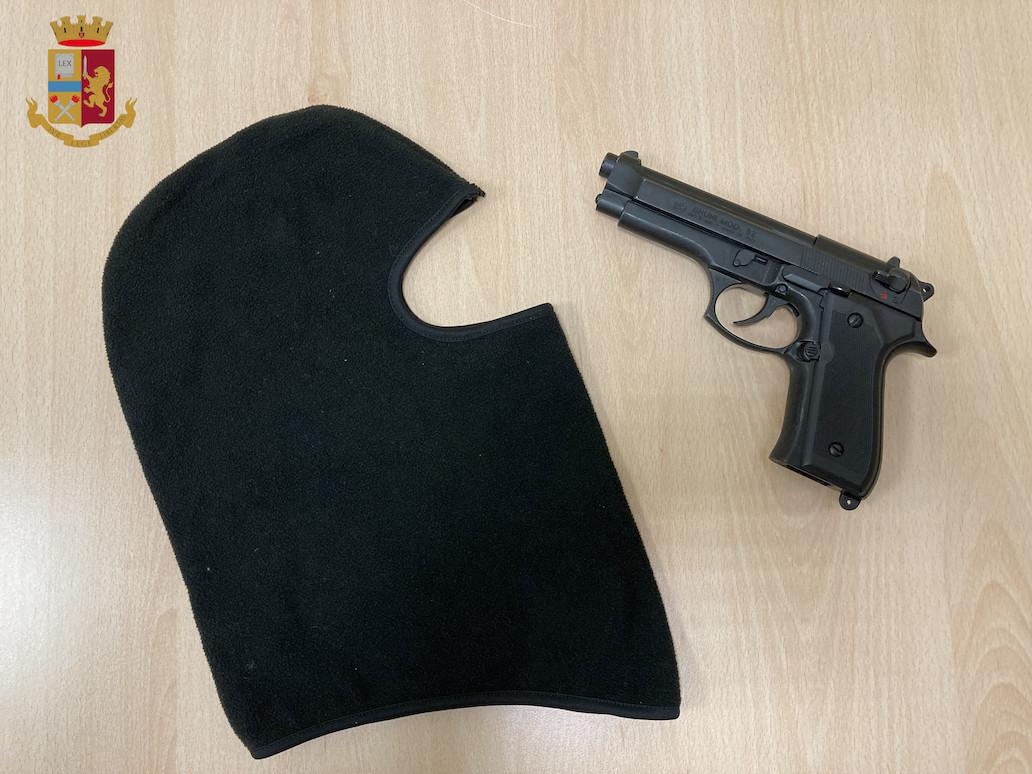 Copertina per Pistola puntata sul treno a Monfalcone, lui scappa: arrestati due minorenni